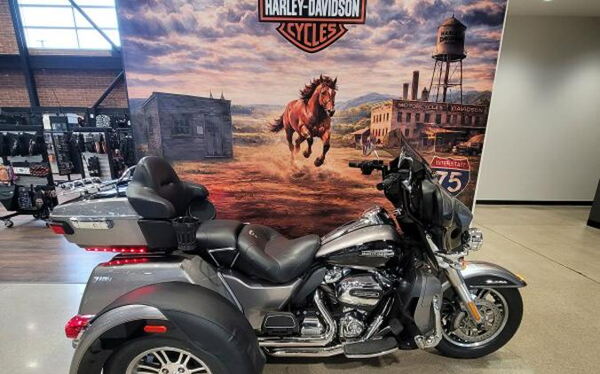 2017 Harley-Davidson® Tri Glide® Ultra Two-Tone Billet Silver/Vivid Black FLHTCUTG