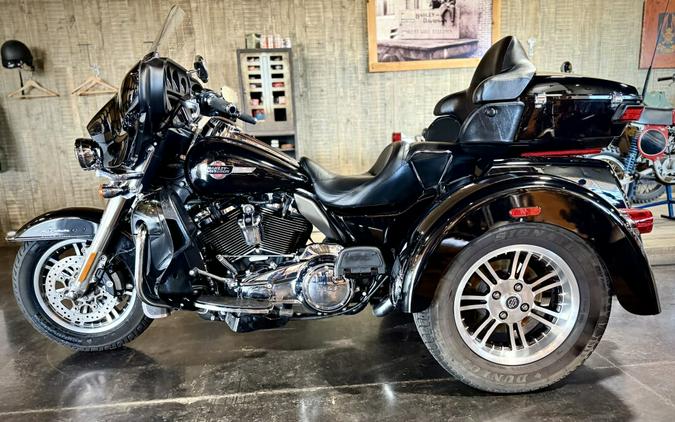 2024 Harley-Davidson® Tri Glide® Ultra Vivid Black