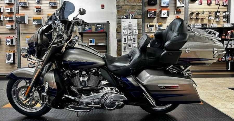 2017 Harley-Davidson® FLHTKSE - CVO™ Limited