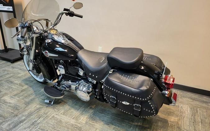2016 Harley-Davidson® Heritage Softail® Classic Black FLSTC