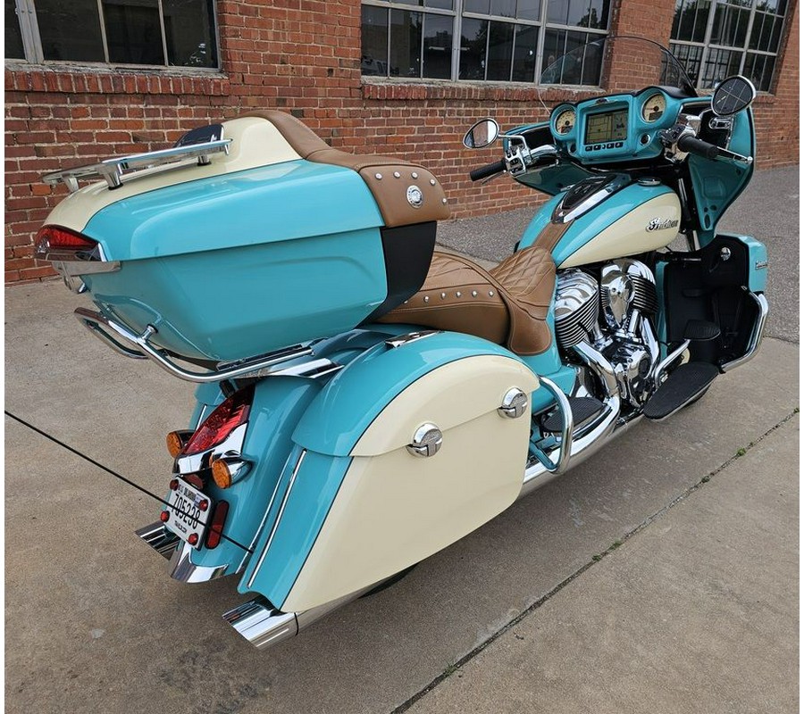 2020 Indian Motorcycle® Roadmaster® Icon Series Coastal Green/Ivory Cream