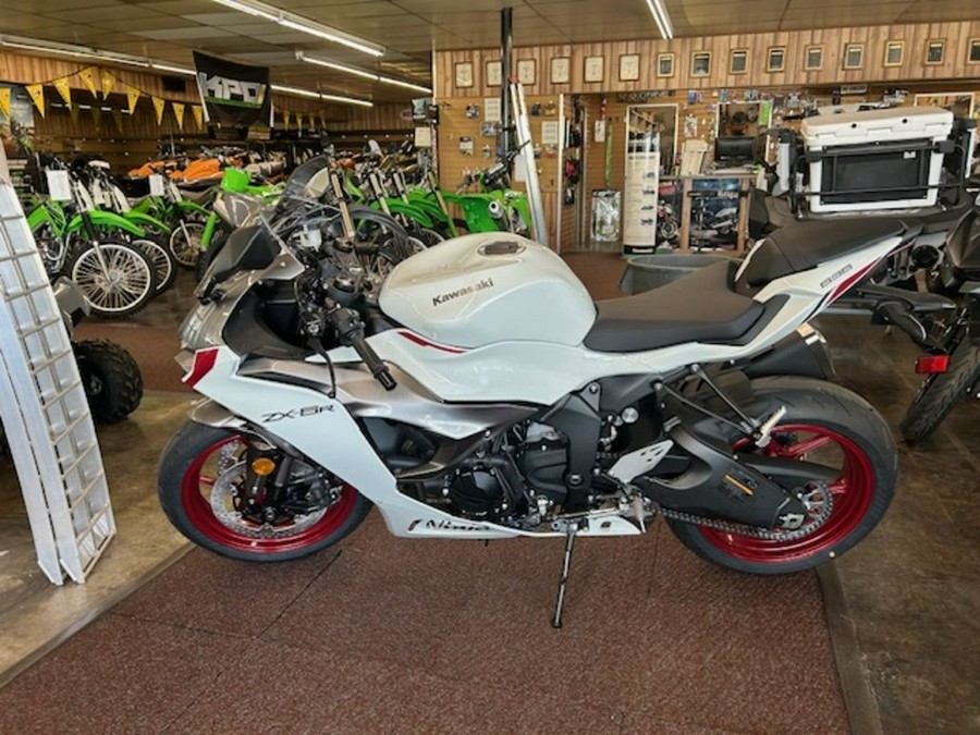 2025 Kawasaki Ninja® ZX™-6R ABS Pearl Robotic White/Metallic Graphite Gray