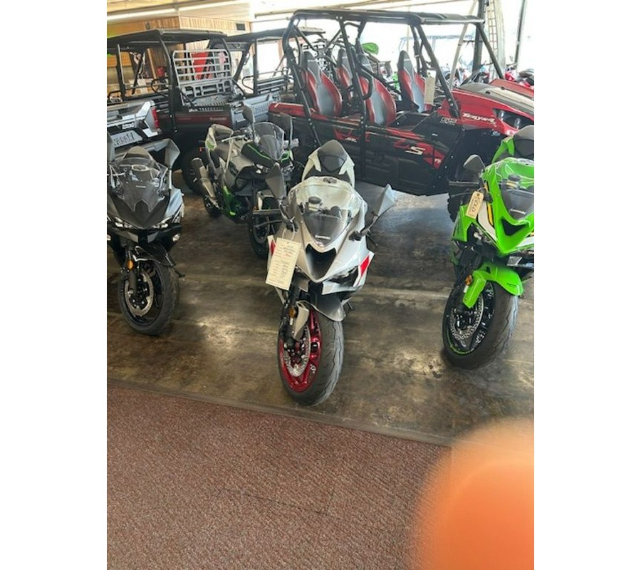 2025 Kawasaki Ninja® ZX™-6R ABS Pearl Robotic White/Metallic Graphite Gray