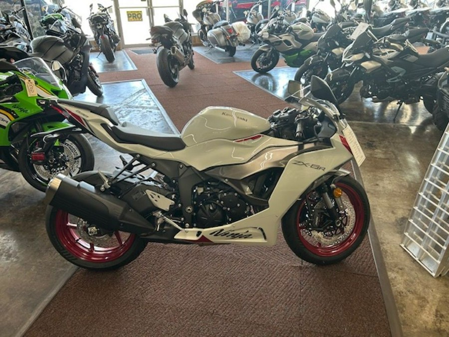 2025 Kawasaki Ninja® ZX™-6R ABS Pearl Robotic White/Metallic Graphite Gray