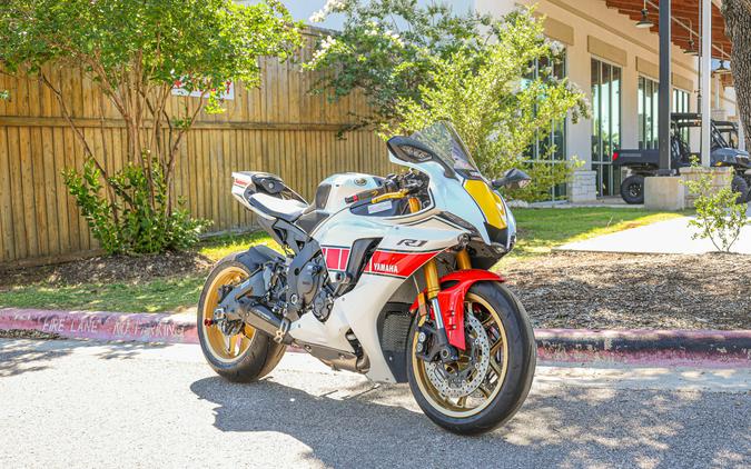 2022 YAMAHA YZFR1