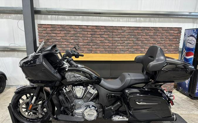 2022 Indian Motorcycle® Challenger® Black Metallic