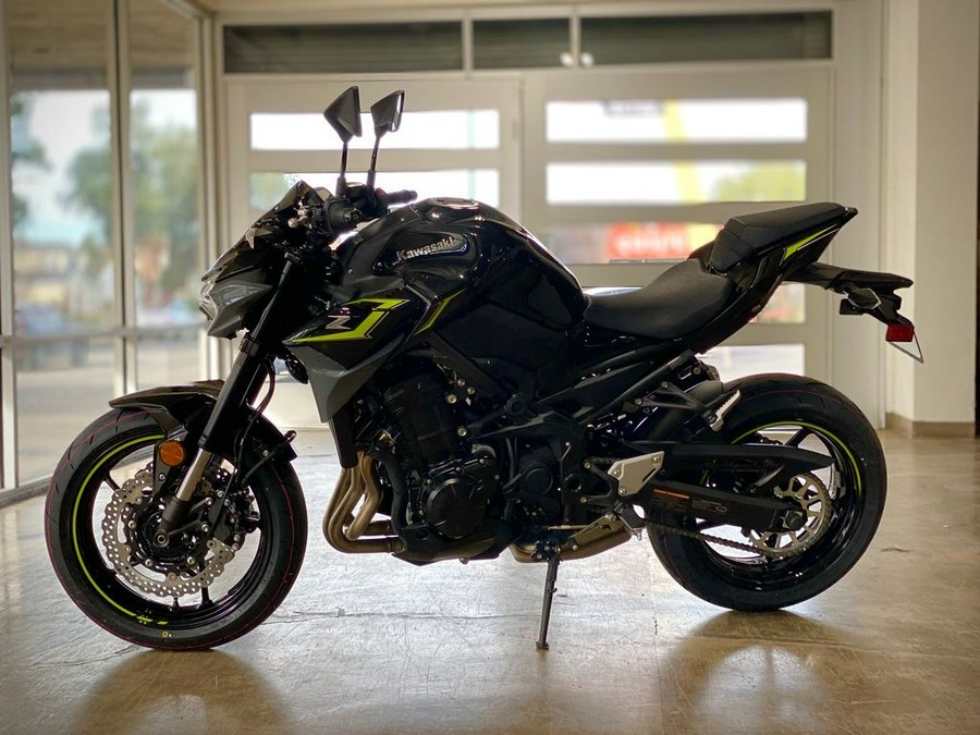 2024 Kawasaki Z900 ABS Metallic Spark Black/Metallic Matte Dark Gray