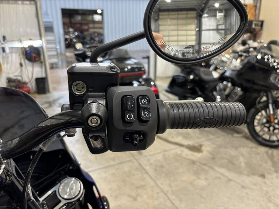 2023 Indian Motorcycle® Sport Chief Icon Spirit Blue Smoke