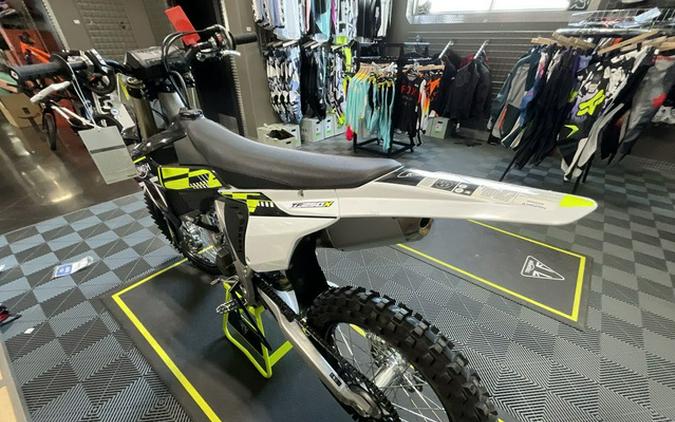 2025 Triumph TF 250-X Jet Black/Pure White