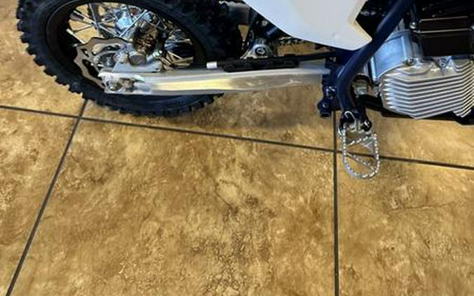 2023 Husqvarna® EE3