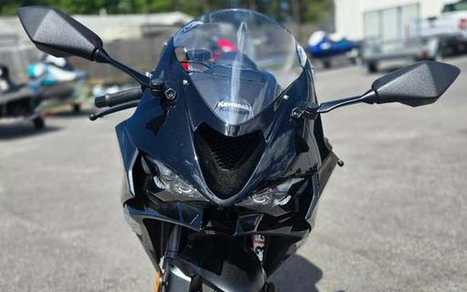 2024 Kawasaki Ninja® ZX™-6R Metallic Flat Spark Black/Ebony