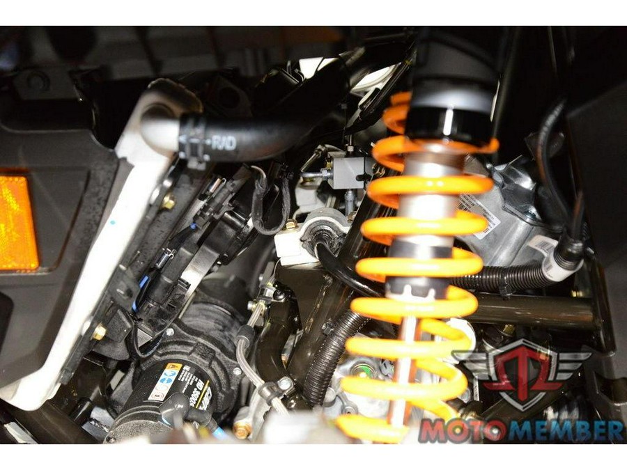 2026 Can-Am Outlander MAX XT-P 1000R Mineral Grey & Orange Crush