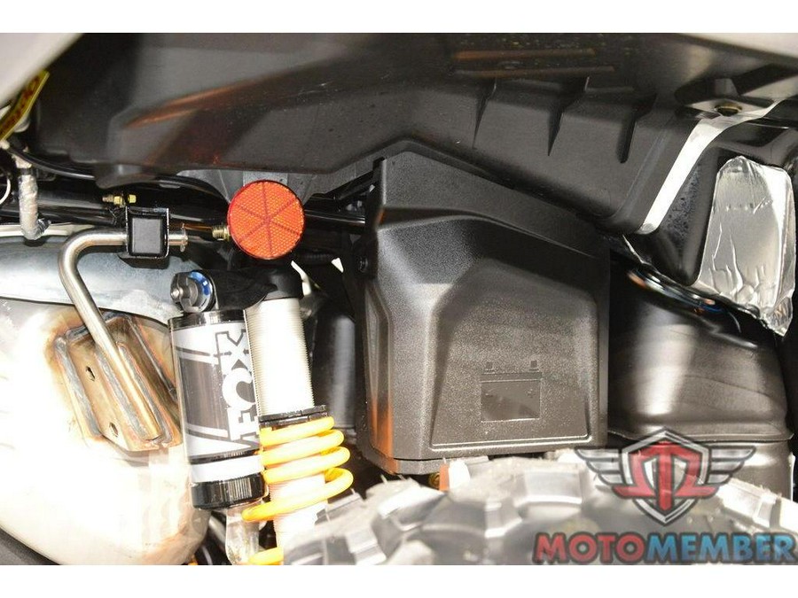 2026 Can-Am Outlander MAX XT-P 1000R Mineral Grey & Orange Crush