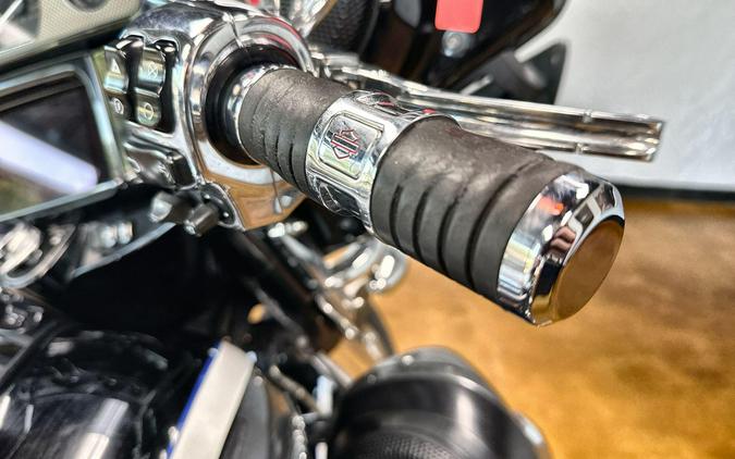 2015 Harley-Davidson® CVO™ Ultra Limited Carbon Dust/Charcoal Slate