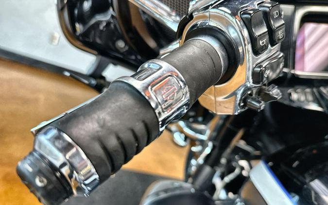 2015 Harley-Davidson® CVO™ Ultra Limited Carbon Dust/Charcoal Slate