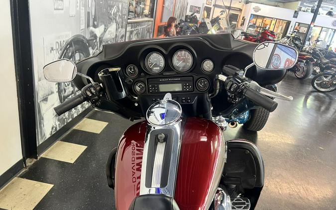 2009 Harley-Davidson® Electra Glide® Ultra Classic® Red Hot Sunglo/Smokey Gold