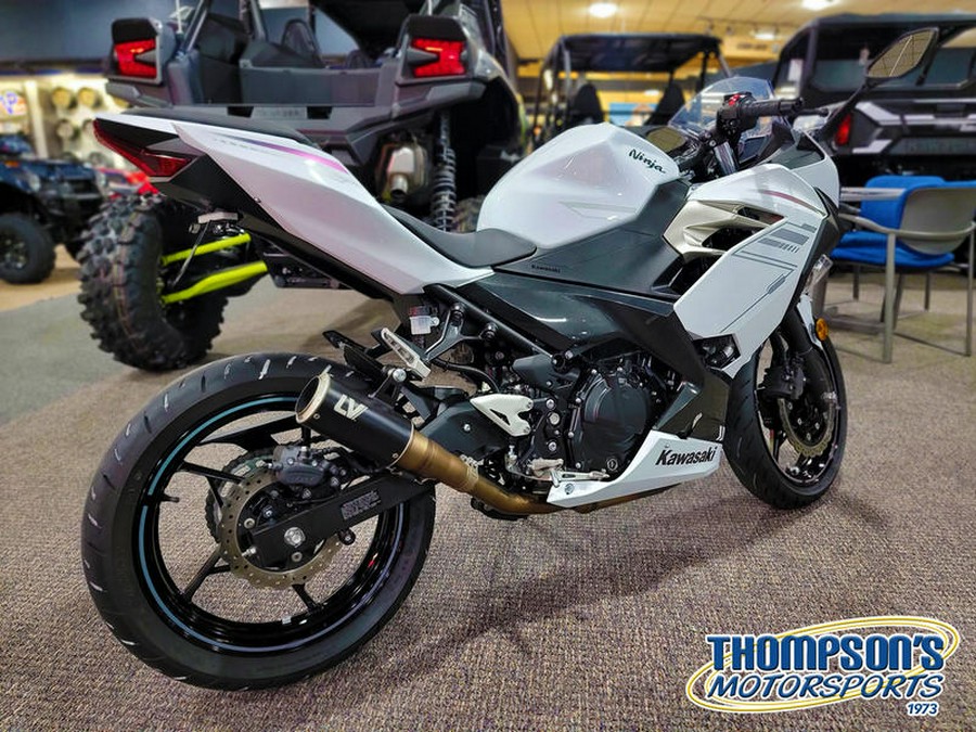 2023 Kawasaki Ninja® 400 Pearl Blizzard White/Metallic Carbon Gray