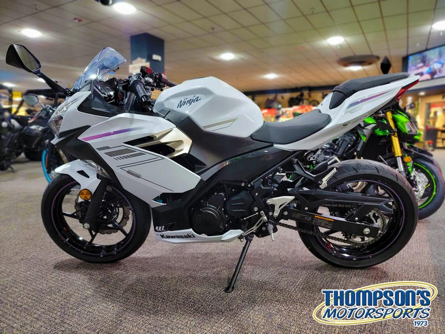 2023 Kawasaki Ninja® 400 Pearl Blizzard White/Metallic Carbon Gray