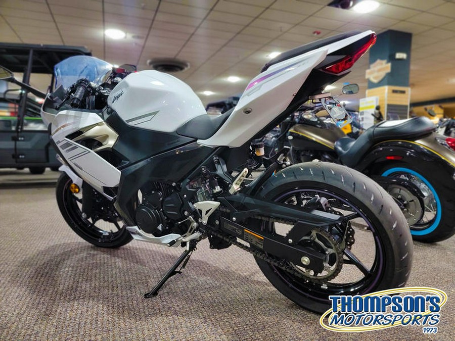 2023 Kawasaki Ninja® 400 Pearl Blizzard White/Metallic Carbon Gray