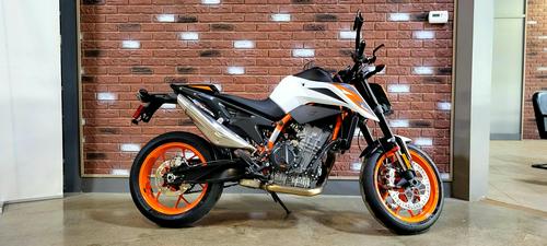 2020 KTM 890 Duke R Review: Faster, Better (17 Fast Facts)