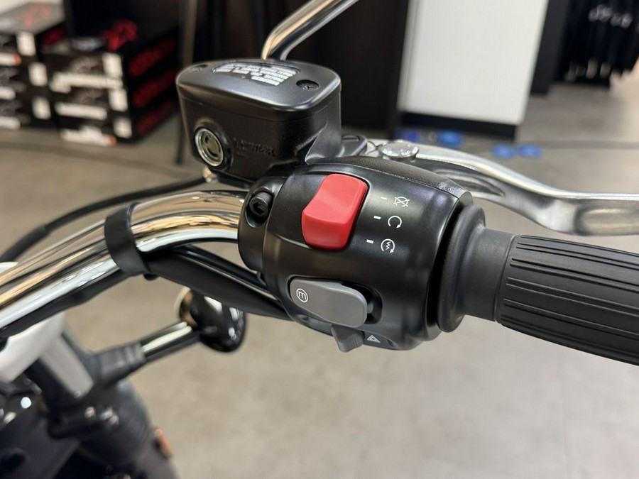 2025 Triumph Bonneville Speedmaster Snowdonia / Cranberry Red