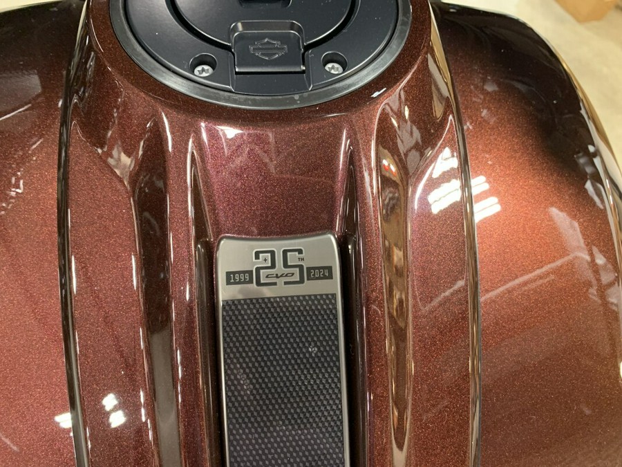Harley-Davidson® CVO™ Street Glide® 2024 FLHXSE Copperhead