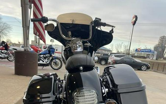 2015 Harley-Davidson® FLD - Dyna® Switchback™