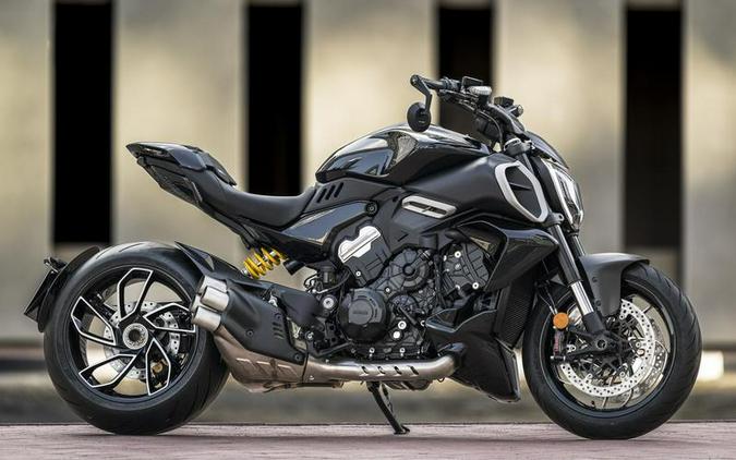 2023 Ducati Diavel V4 Thrilling Black