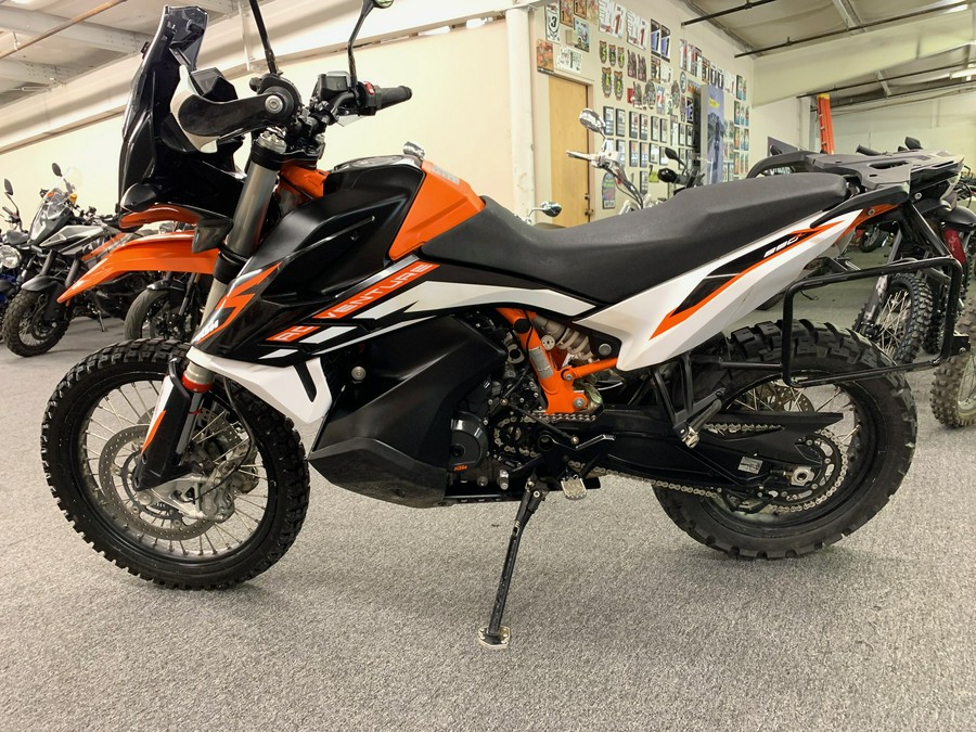 2022 KTM Adventure 890 R