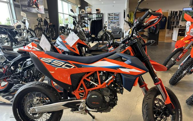 2024 KTM 690 SMC R