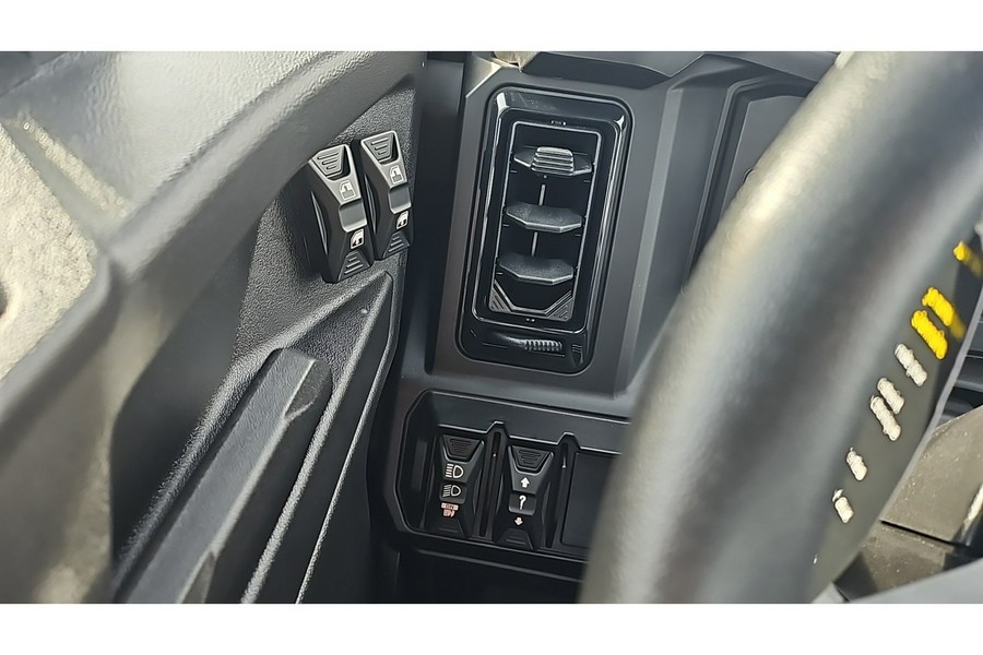 2026 Can-Am DEFENDER XT CAB HD11