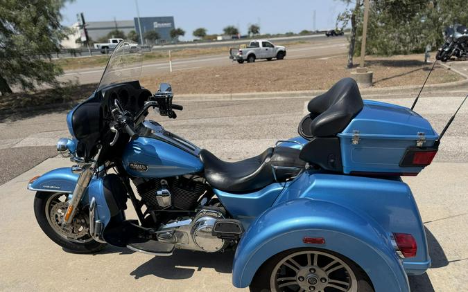 2011 Harley-Davidson Tri Glide Ultra Classic COOL BLUE PEARL W/PINSTRIPE