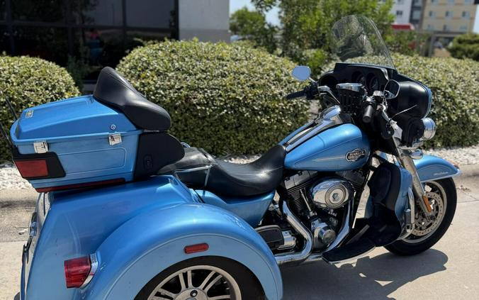 2011 Harley-Davidson Tri Glide Ultra Classic COOL BLUE PEARL W/PINSTRIPE