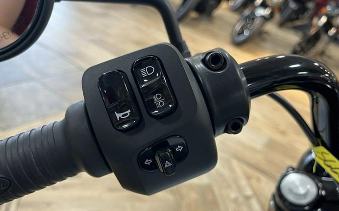 2024 Indian Chief Bobber ABS Ghost White Metallic Smoke