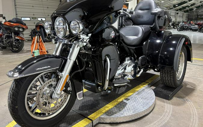 2022 Harley-Davidson Tri Glide Ultra Vivid Black