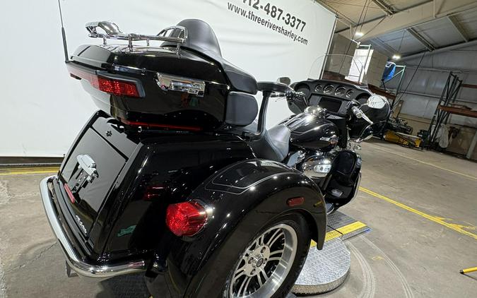 2022 Harley-Davidson Tri Glide Ultra Vivid Black