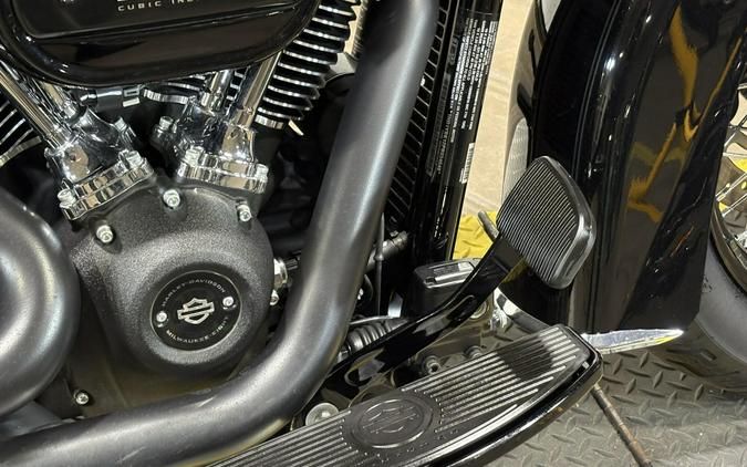2023 Harley-Davidson Heritage Classic Vivid Black - Black Finish