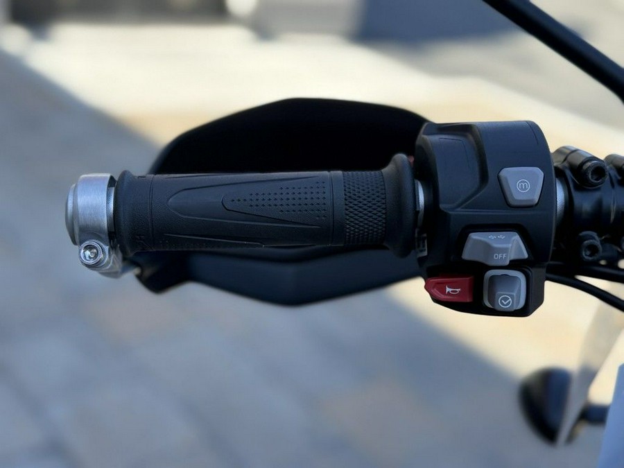 2025 Triumph Scrambler 1200 XE Sapphire Black