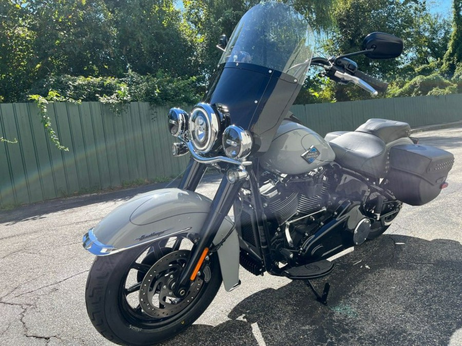 2025 Harley-Davidson Softail FLHC - Heritage Classic