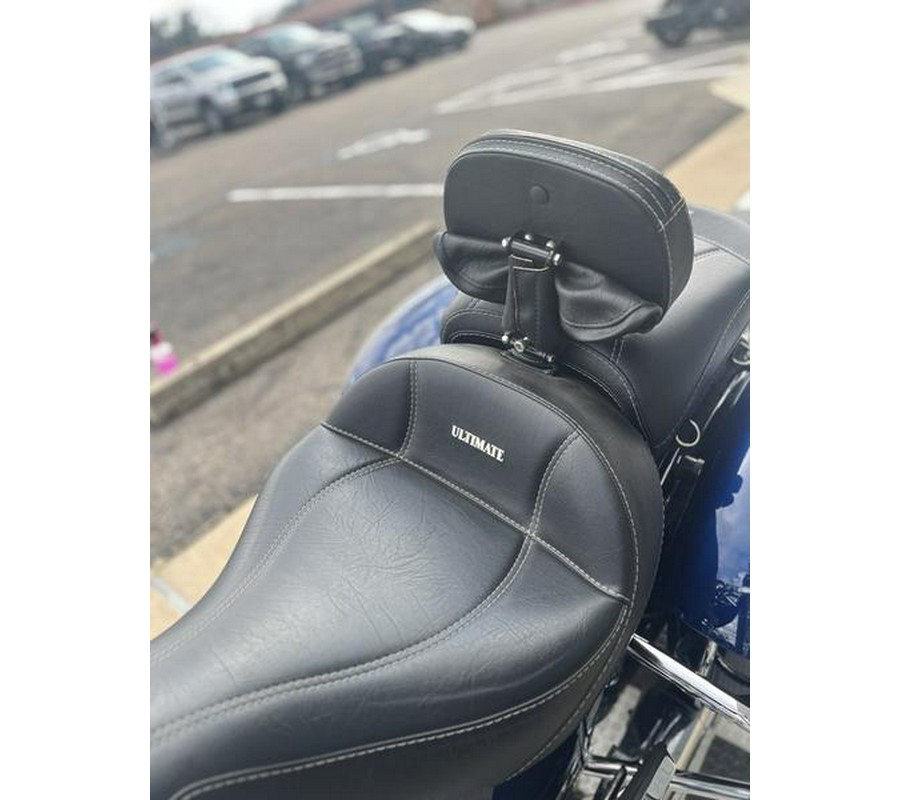 2019 Indian Motorcycle® Chieftain® Classic Deep Water Metallic / Dirt Track Tan