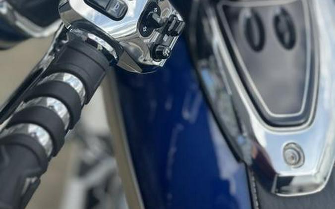 2019 Indian Motorcycle® Chieftain® Classic Deep Water Metallic / Dirt Track Tan