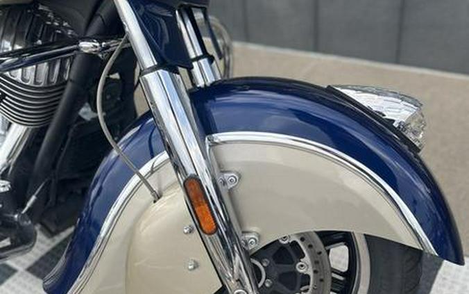 2019 Indian Motorcycle® Chieftain® Classic Deep Water Metallic / Dirt Track Tan