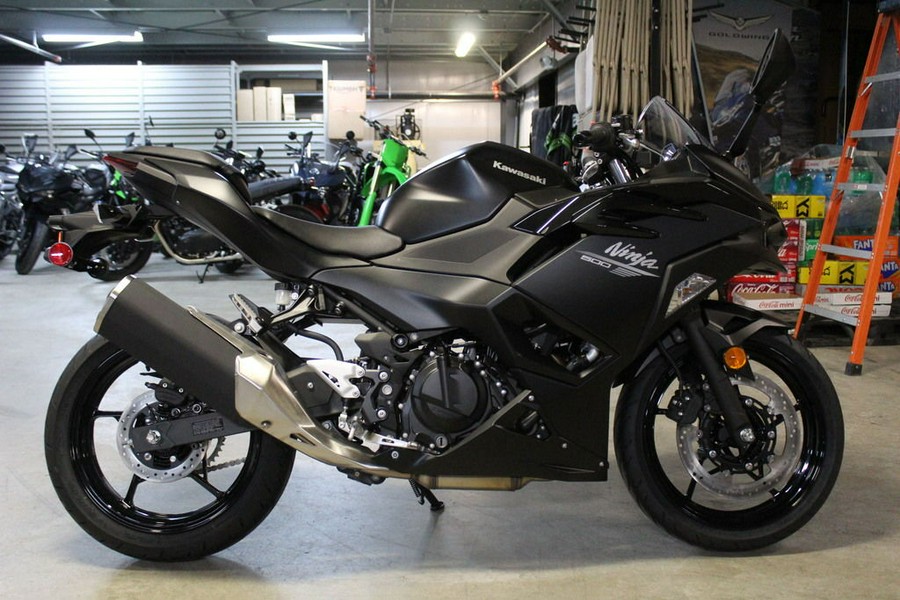 2026 Kawasaki Ninja® 500 Base