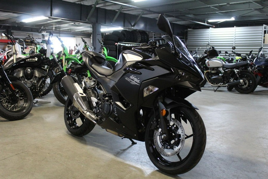 2026 Kawasaki Ninja® 500 Base