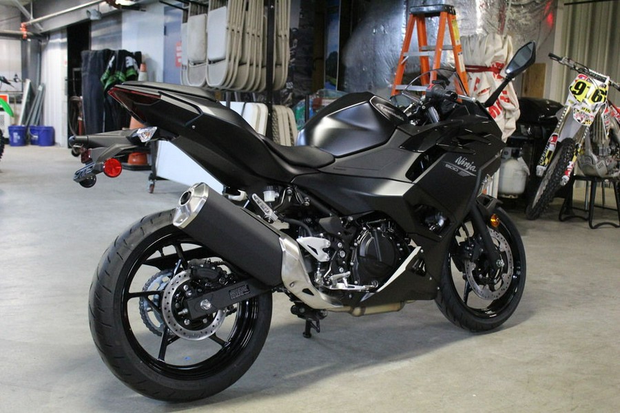 2026 Kawasaki Ninja® 500 Base