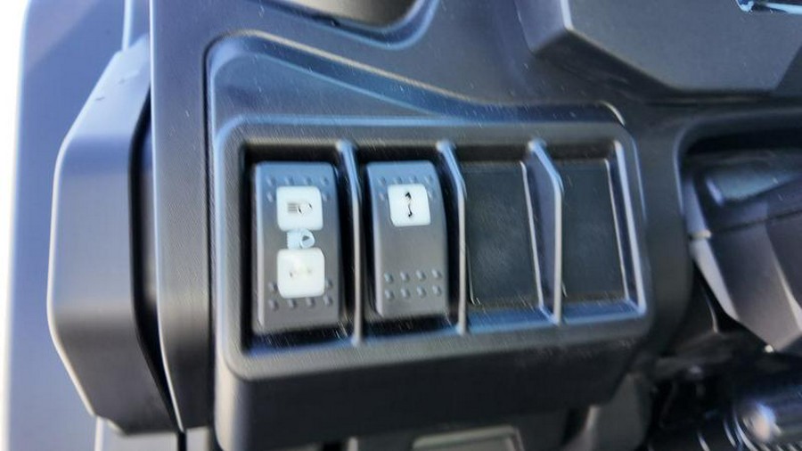 2025 Can-Am® Defender MAX Lone Star Cab HD10