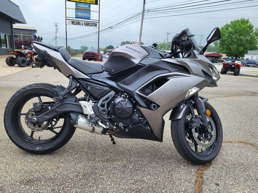 2021 Kawasaki Ninja® 650 ABS Metallic Graphite Gray/Metallic Spark Black