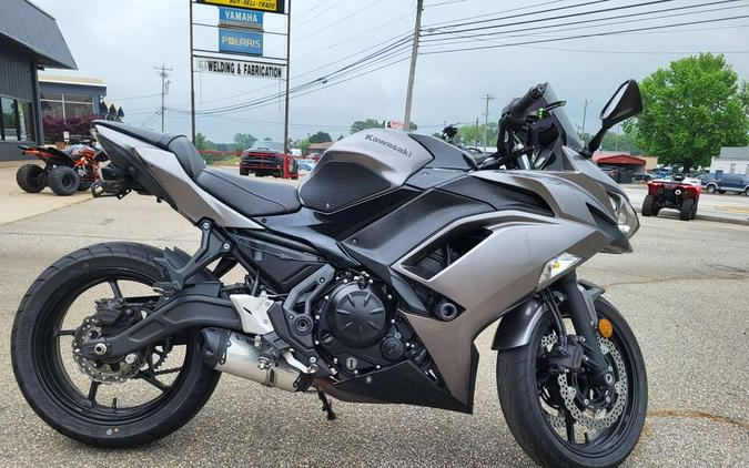 2021 Kawasaki Ninja® 650 ABS Metallic Graphite Gray/Metallic Spark Black
