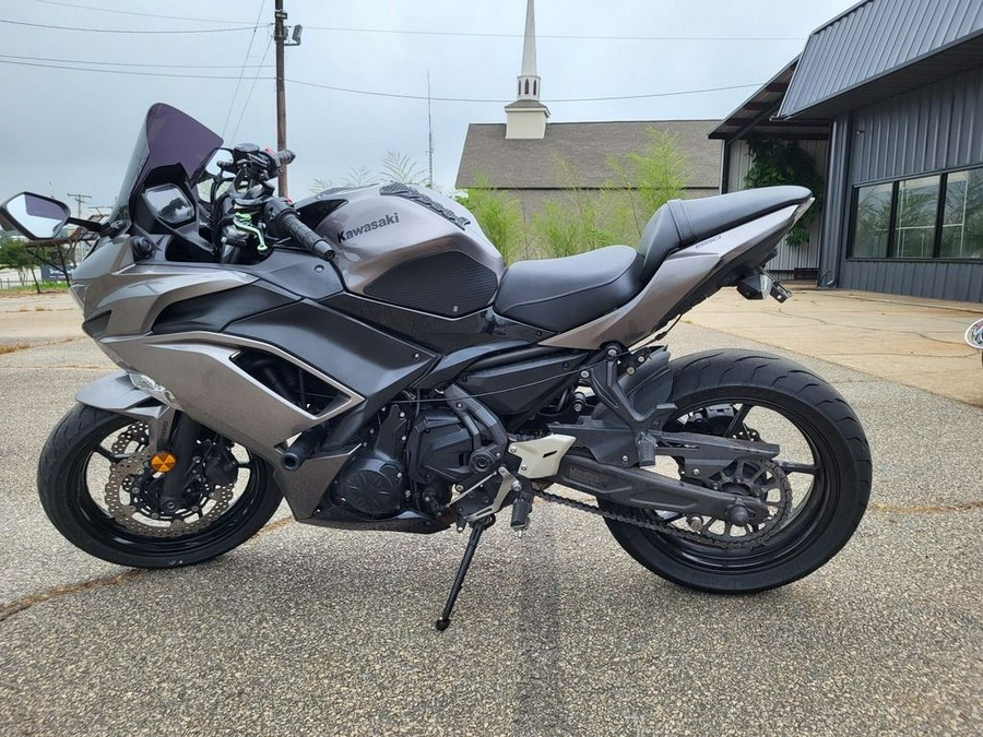 2021 Kawasaki Ninja® 650 ABS Metallic Graphite Gray/Metallic Spark Black