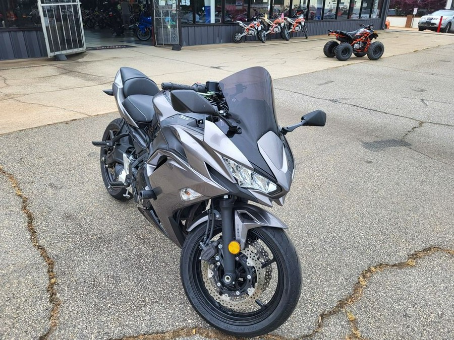 2021 Kawasaki Ninja® 650 ABS Metallic Graphite Gray/Metallic Spark Black